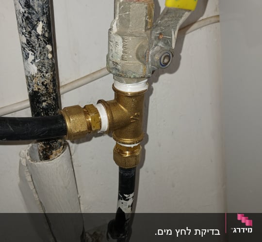 צינור מים עם ברז פליז ומחברים